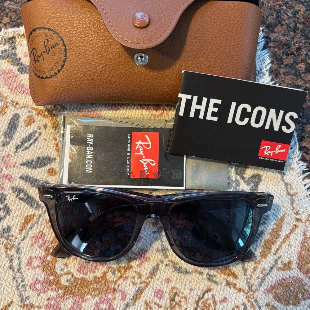 Like new - Ray-Ban Classic Black Sunglasses with Brown Case